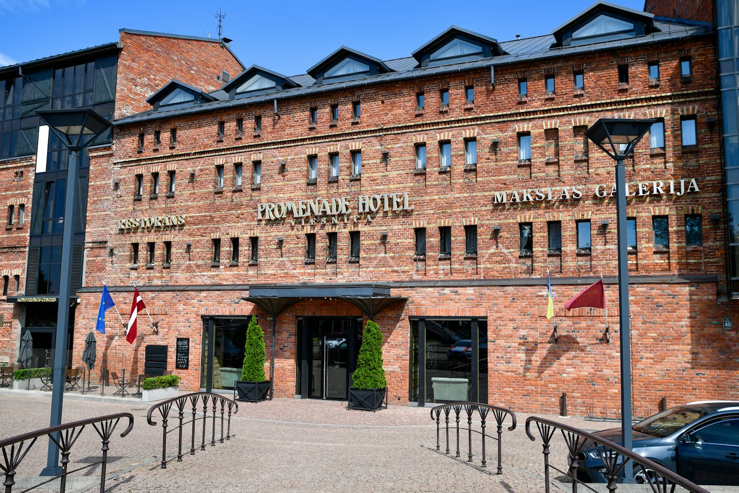 Ajalooline telliskivihoone, kus asuvad hotelli restoran ja kunstigalerii.